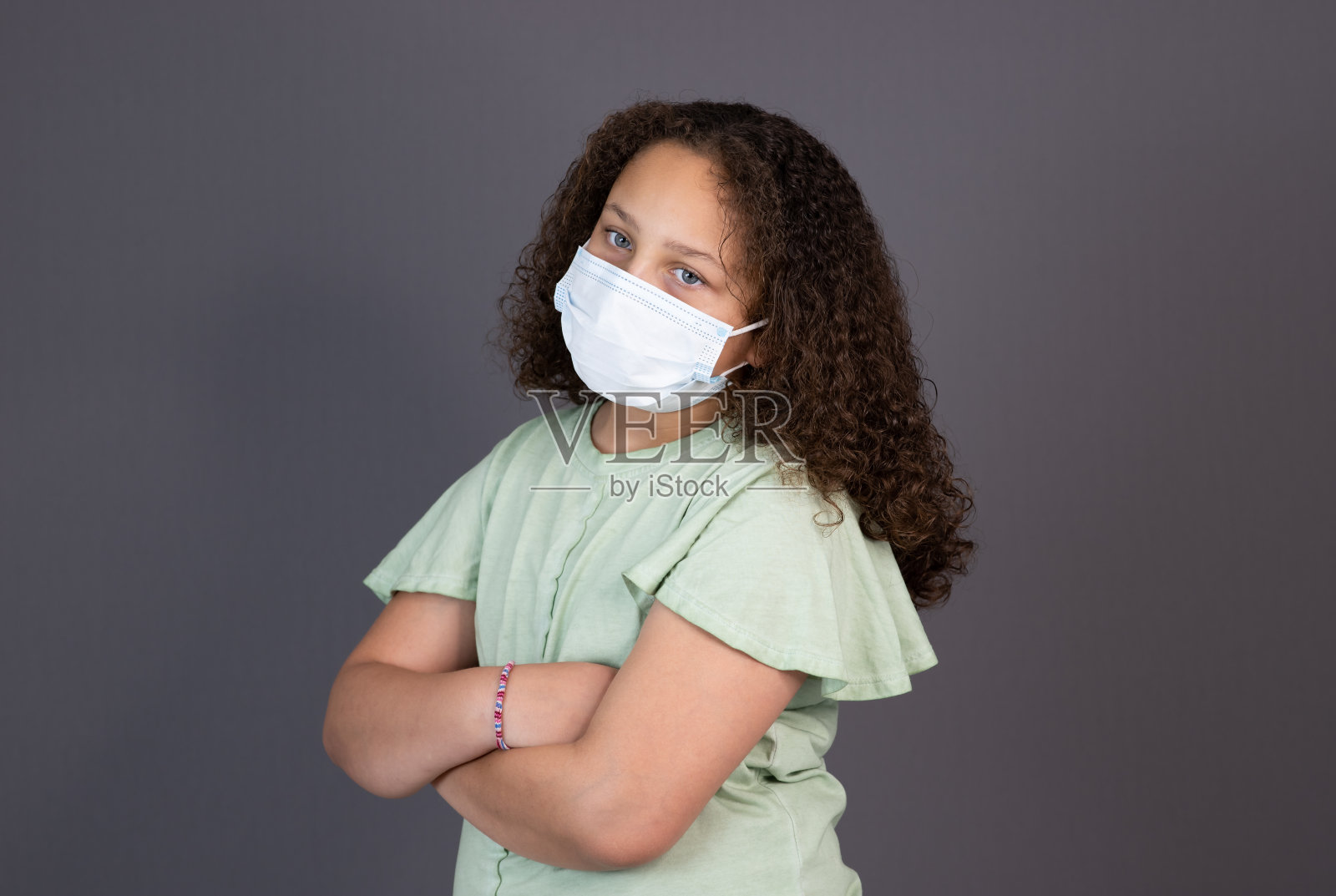 一个戴着面具排队的拉丁女孩照片摄影图片