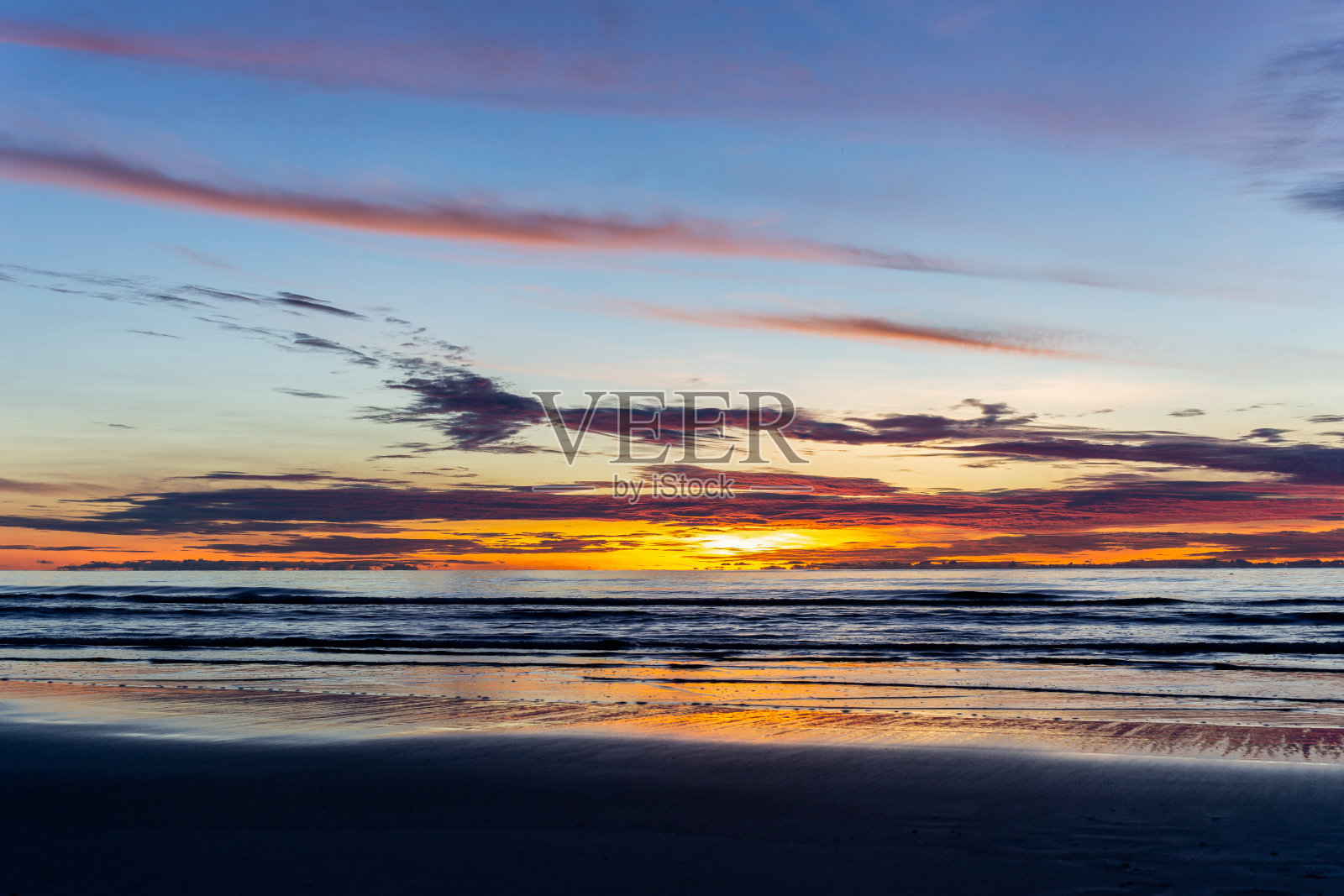 夏日海上美丽的落日。照片摄影图片