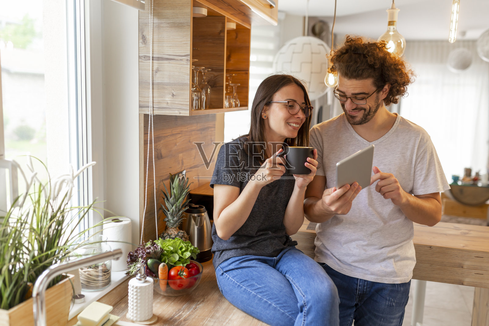 一对夫妇在家里喝咖啡放松照片摄影图片