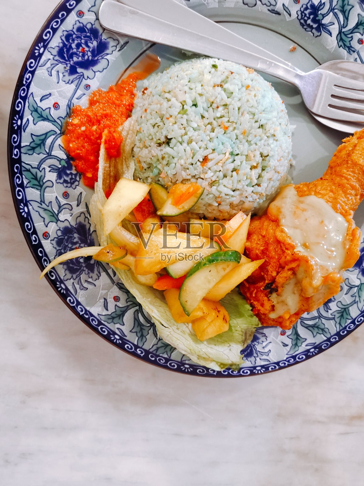 传统的中国女式米饭配鸡肉和沙拉照片摄影图片