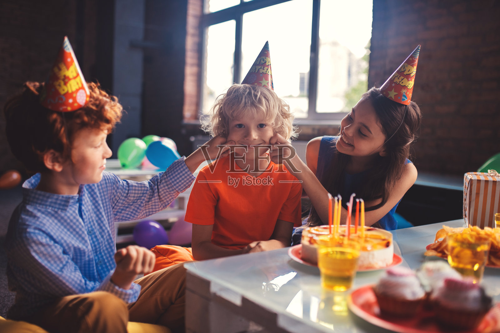 两个朋友微笑着拨弄着朋友的脸颊照片摄影图片