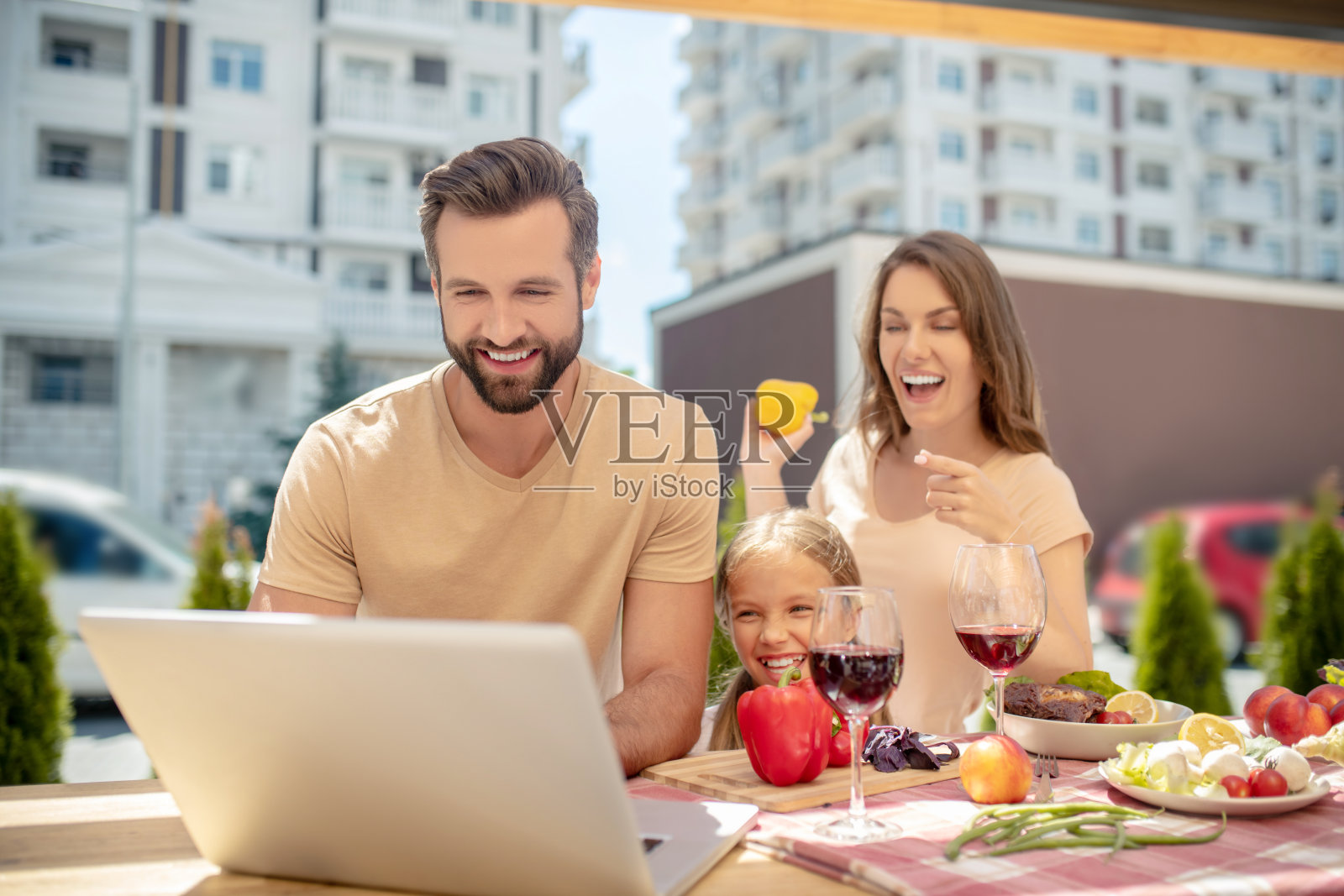 年轻的家庭花时间在一起，感觉很好照片摄影图片