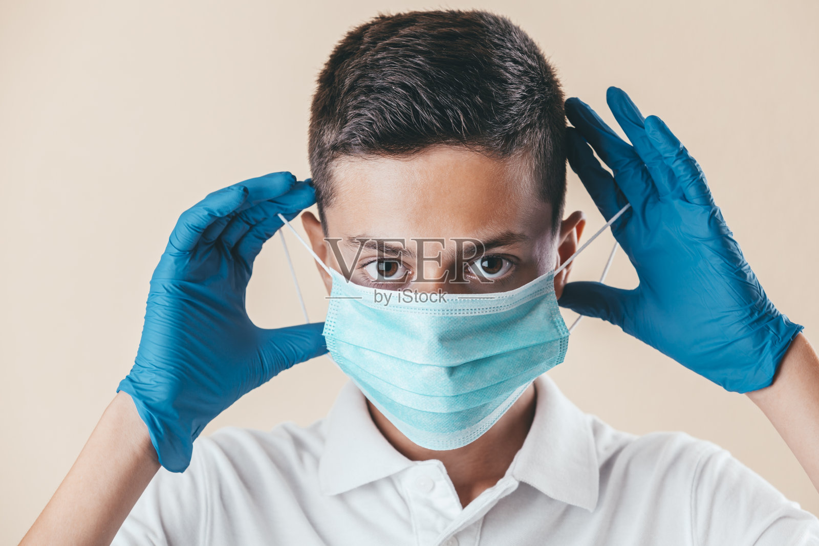 这个青少年戴上了防护口罩照片摄影图片