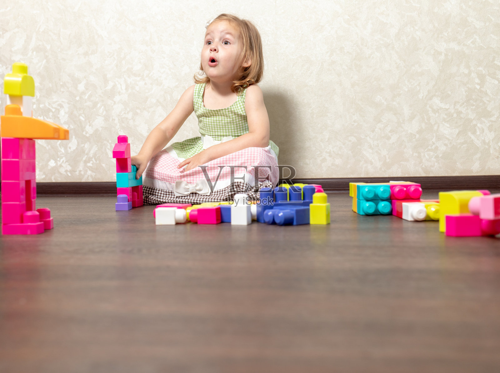 子函数在构造函数中运行。这个孩子模仿设计师设计的动物和机器人形象照片摄影图片