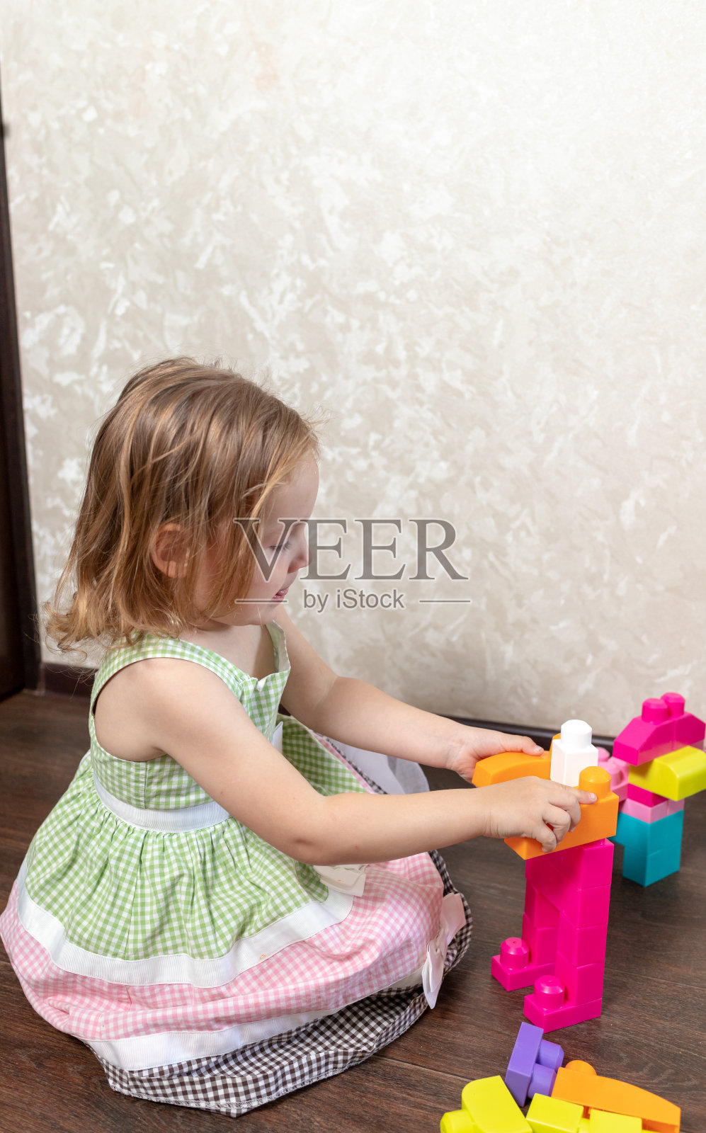 子函数在构造函数中运行。这个孩子模仿设计师设计的动物和机器人形象照片摄影图片