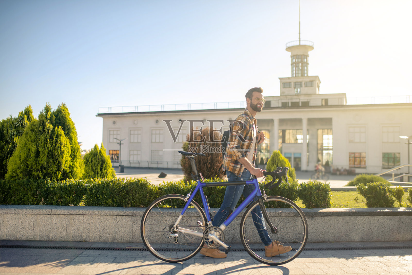 快乐的人骑着自行车在城市里行走照片摄影图片