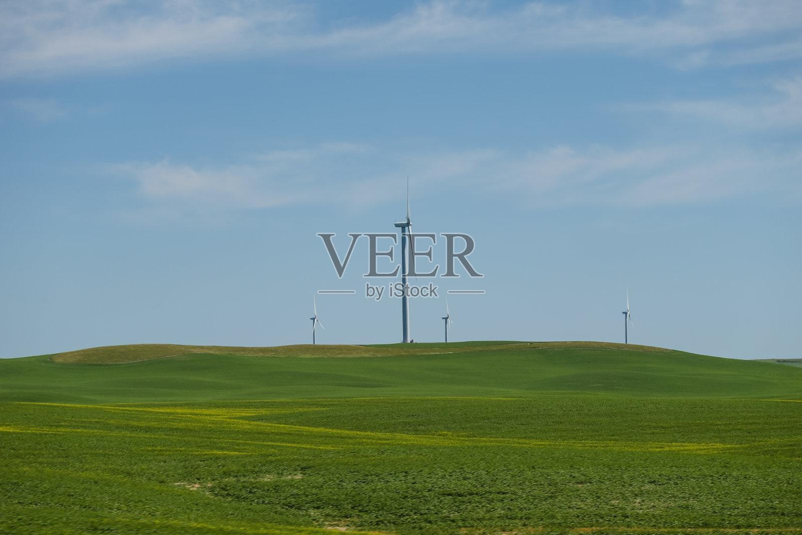 加拿大阿尔伯塔省东部公路沿线的农田和高速公路照片摄影图片