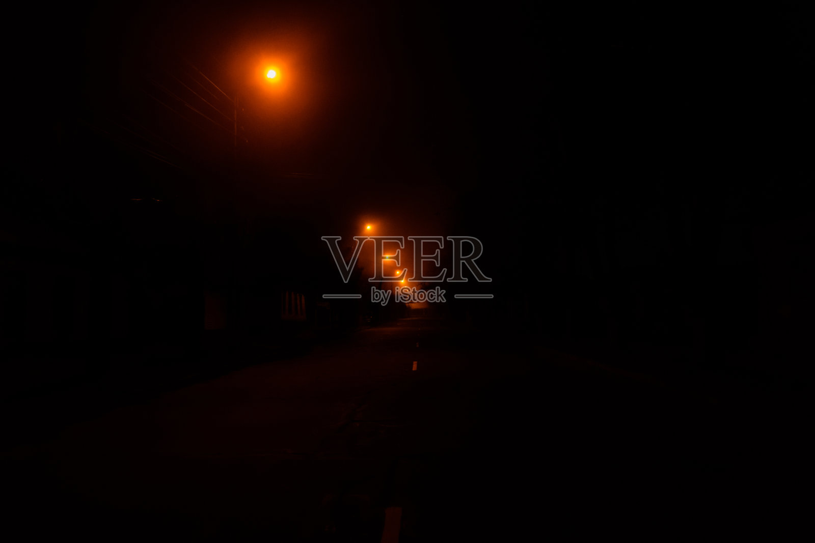 老街晚上灯火通明照片摄影图片