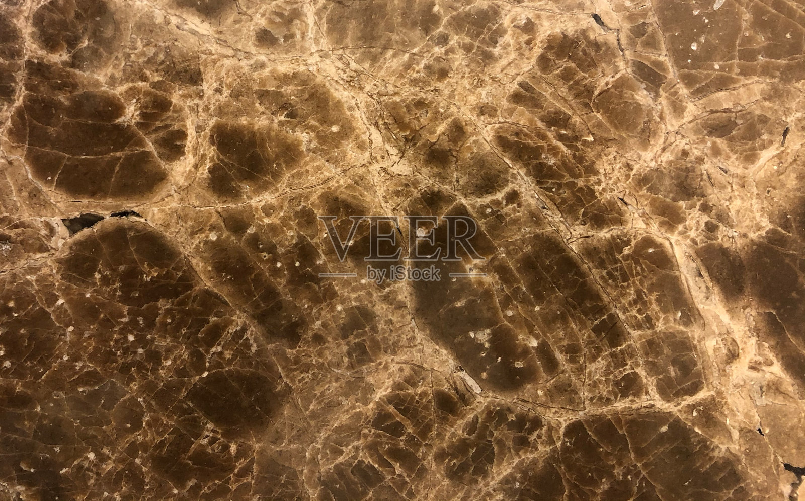 特写照片的大理石板与多色纹理，棕色，黄色，黑色和白色的光滑表面可以看到自然发生的模式，适合作为美丽的背景之美。照片摄影图片