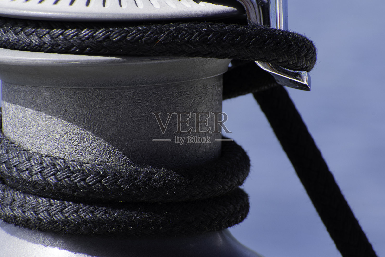 用黑色绳索的帆船绞盘特写照片摄影图片