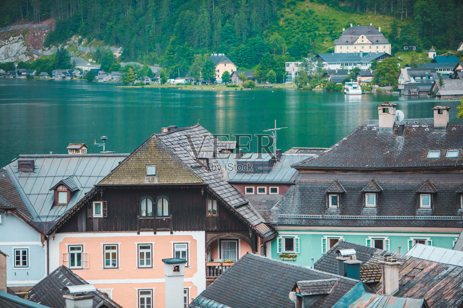 阿尔卑斯山湖畔的奥地利建筑照片摄影图片