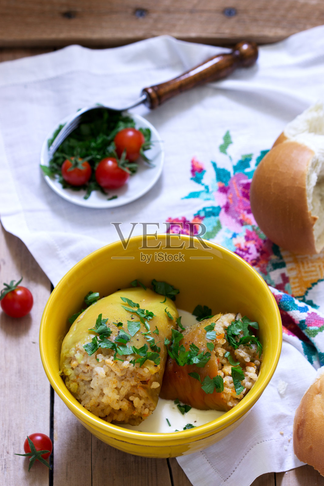 酿椒配酸奶油和面包，这是不同国家的传统菜肴。照片摄影图片