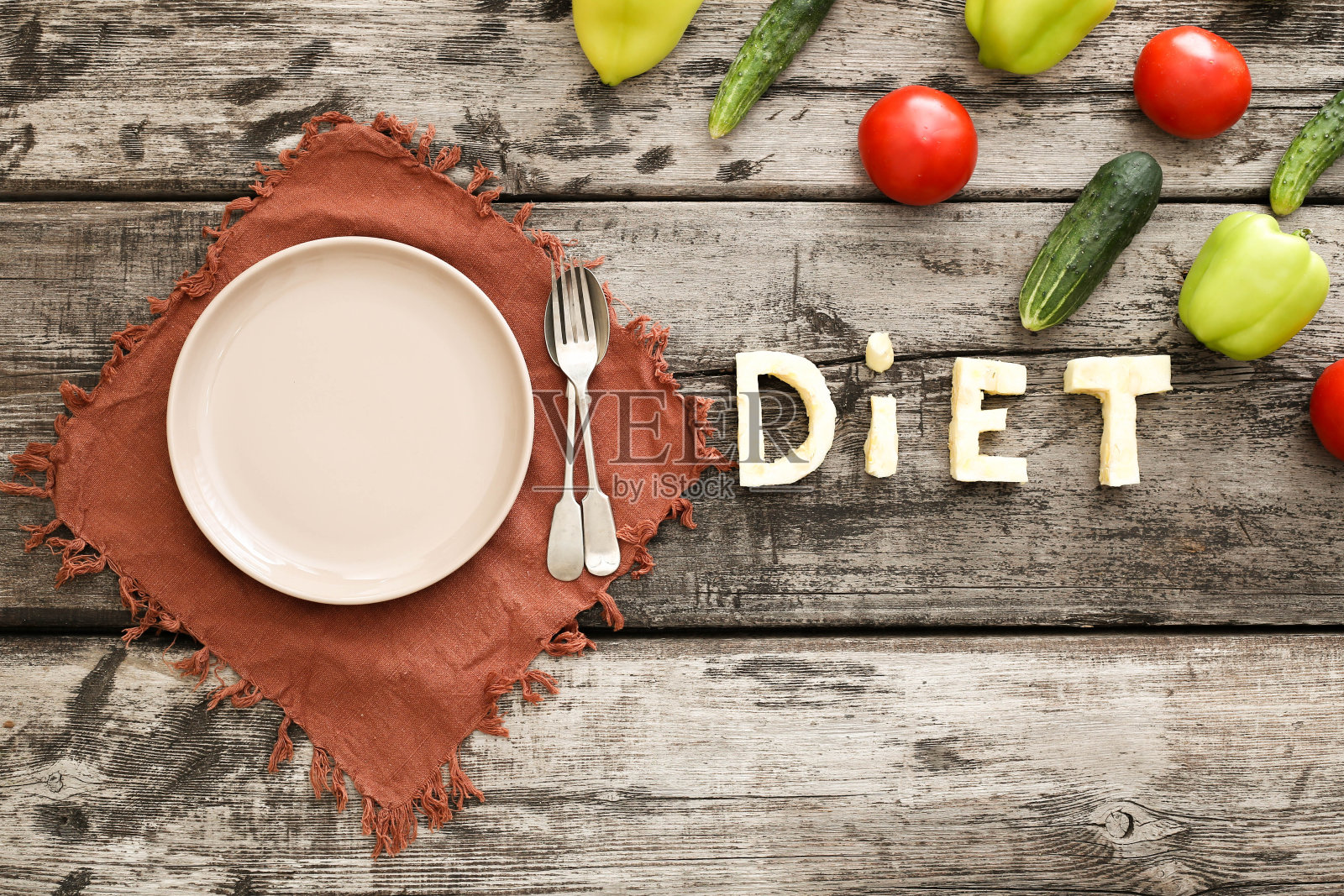 饮食由蔬菜。素食主义者的饮食。俯视图木制质朴的桌子。照片摄影图片