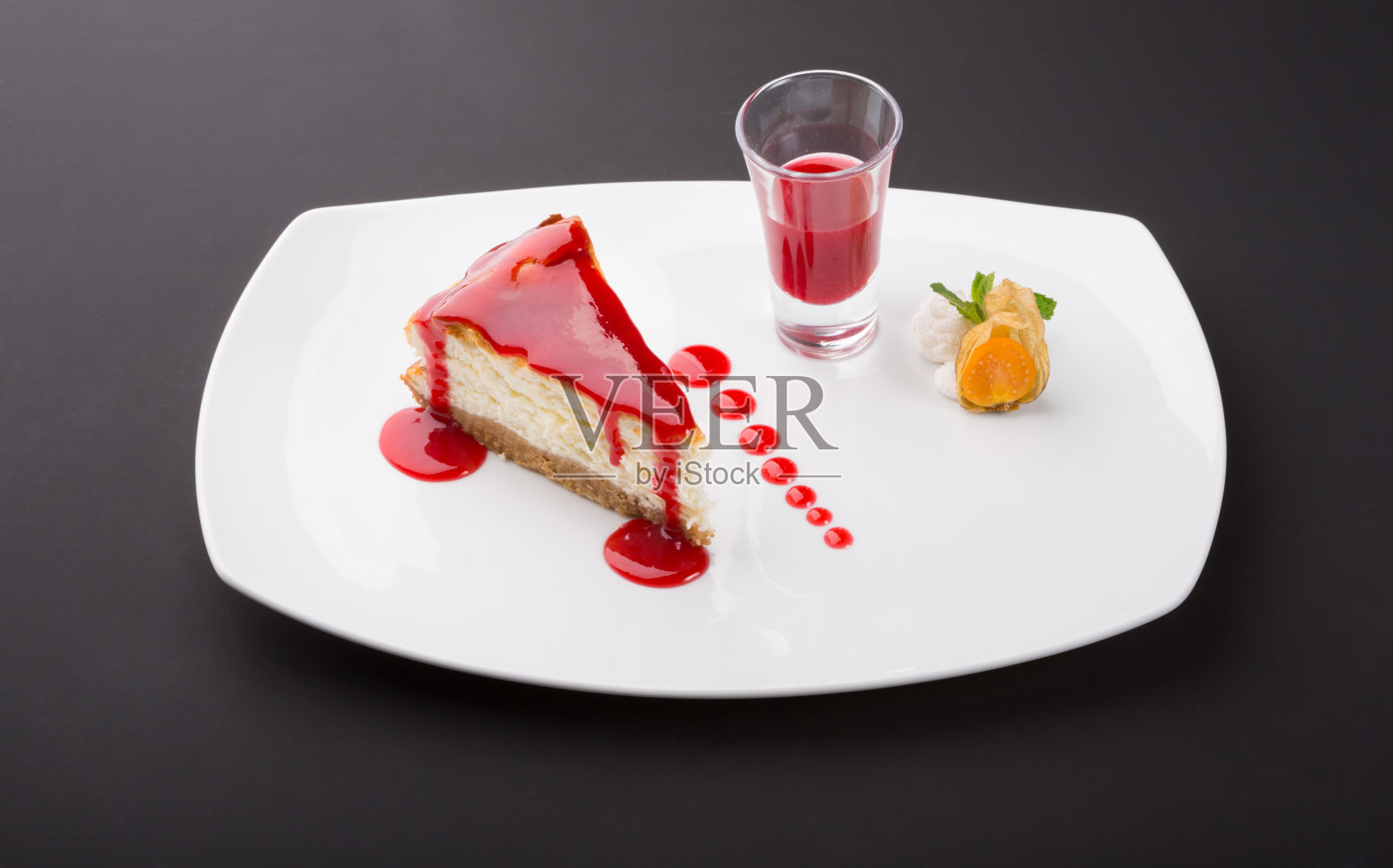 一片红酱芝士蛋糕照片摄影图片