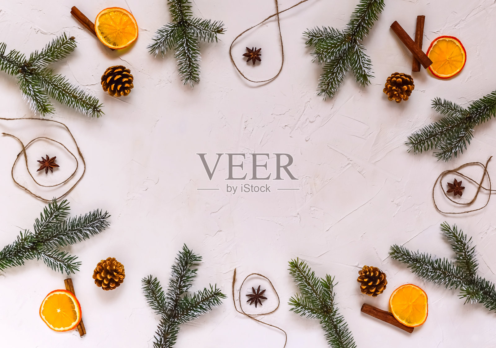 圣诞背景，用冷杉树枝，松果，浆果做成的框架。照片摄影图片