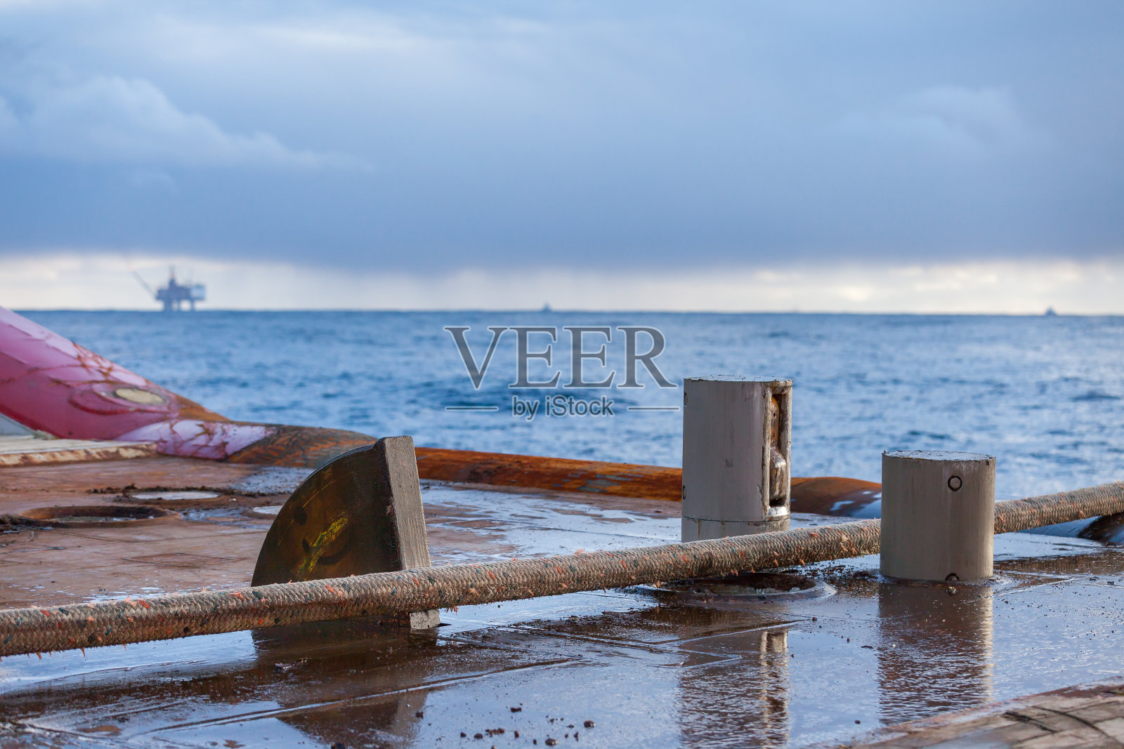 绞锚拖船AHTS回收石油钻机系泊聚酯纤维绳索。照片摄影图片