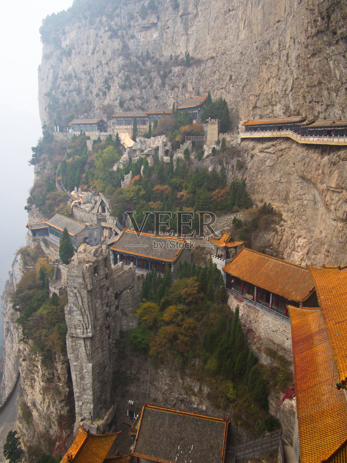 面山是世界文化遗产，有许多古老的道教悬空庙宇和洞窟。2018年10月18日，山西省平遥古城。照片摄影图片