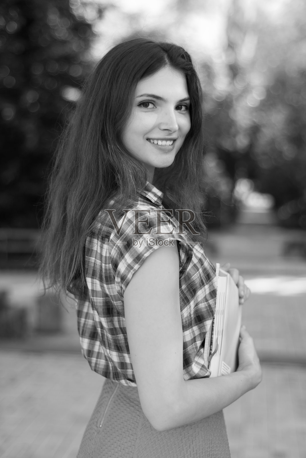 女学生穿裙子和格子衬衫。黑白照片。BW照片摄影图片