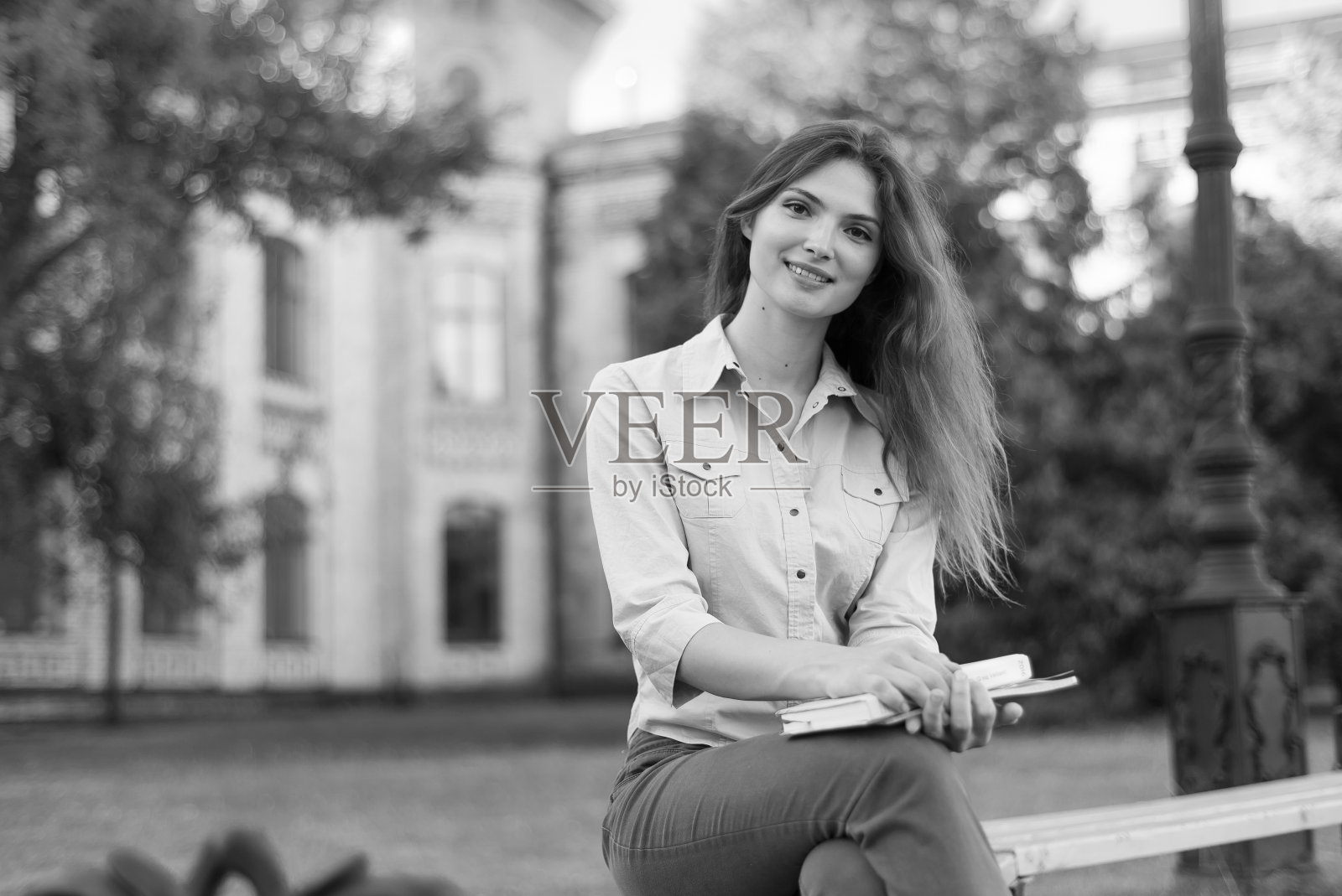 年轻漂亮的女学生穿着衬衫。黑白照片。BW照片摄影图片