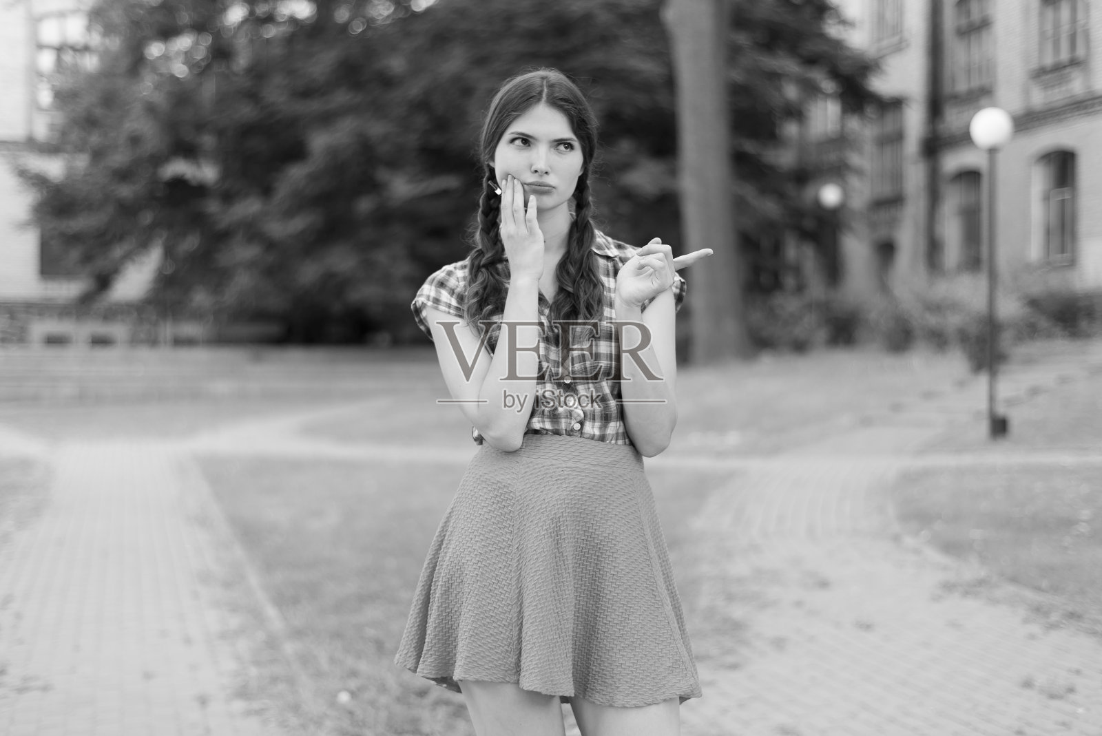 女孩在想该怎么办。黑白照片。BW照片摄影图片