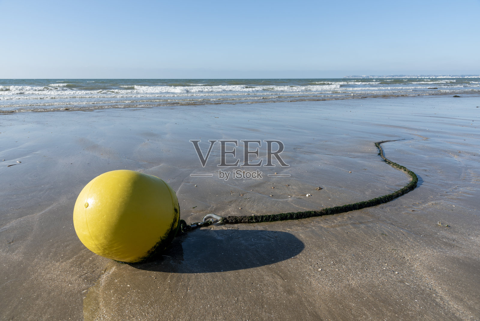 法国滨海特鲁维尔海滩上的浮标照片摄影图片