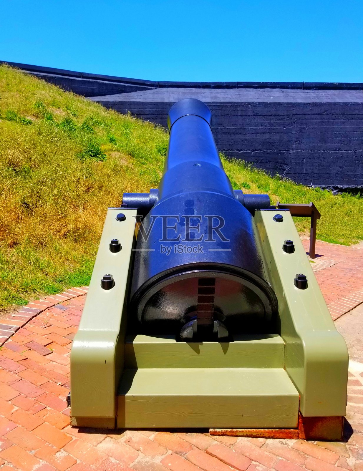 大炮面对蓝天照片摄影图片