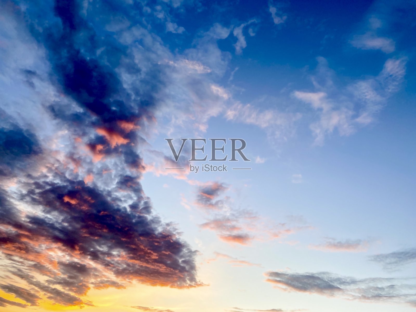 夏日日落时蓝天白云。照片摄影图片