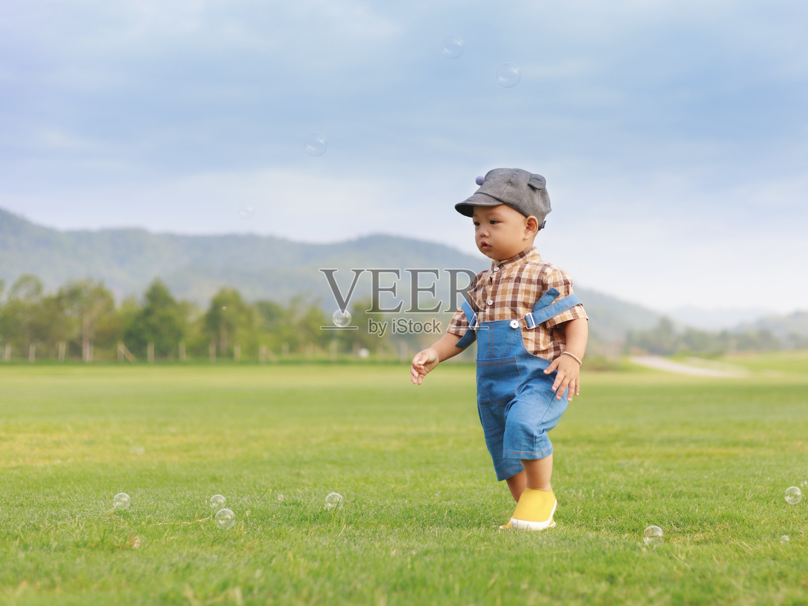 亚洲幼童在自然公园玩耍照片摄影图片