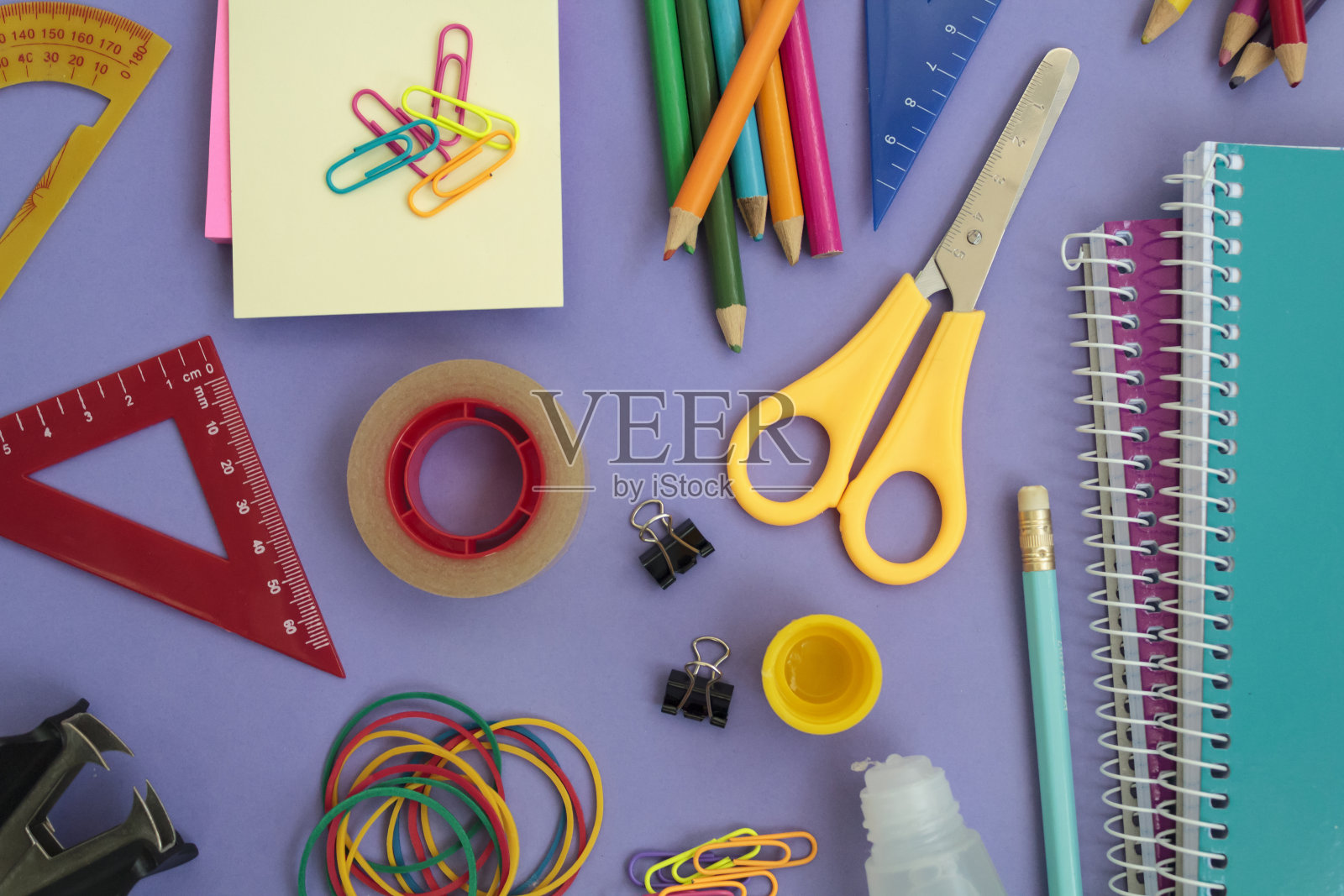 俯视图的学校用品在紫色的背景。返校理念照片摄影图片