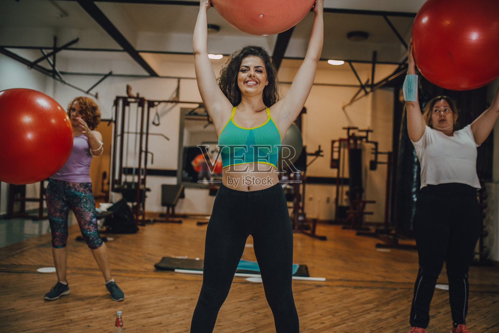 微笑着做普拉提的女人照片摄影图片