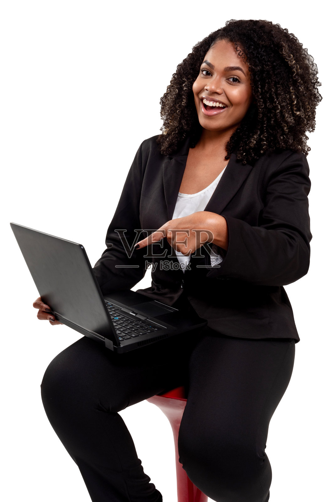 快乐和微笑的巴西黑人妇女孤立在白人背景照片摄影图片