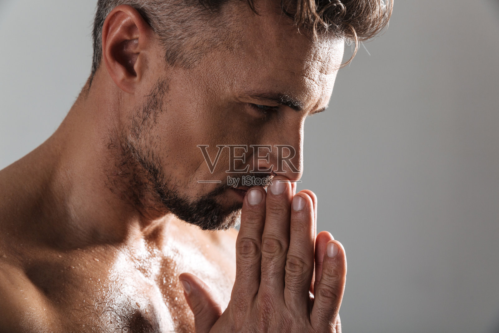 一个英俊的肌肉成熟的赤膊运动员的特写肖像照片摄影图片