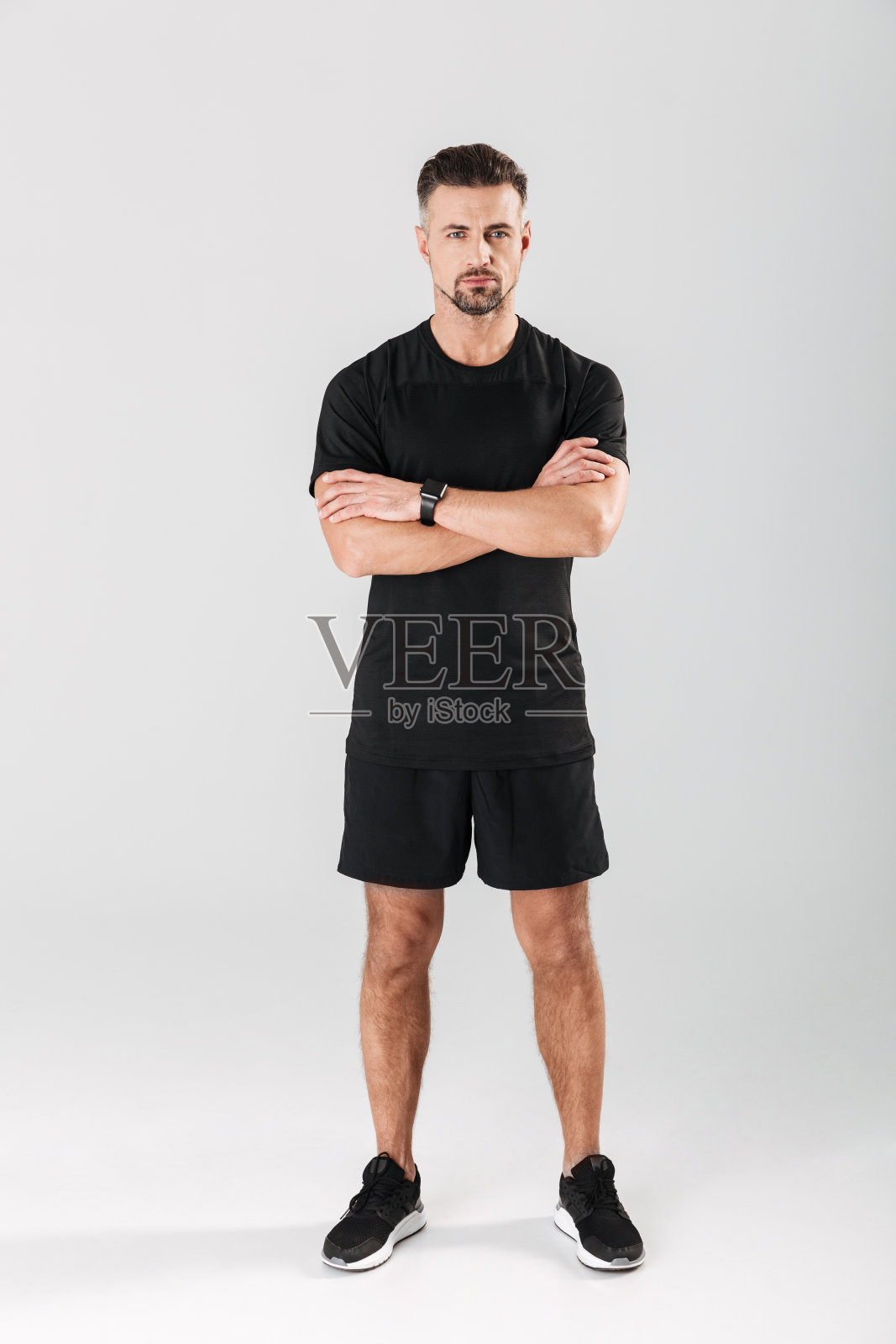 一个强壮成熟的运动员站立的全身像照片摄影图片