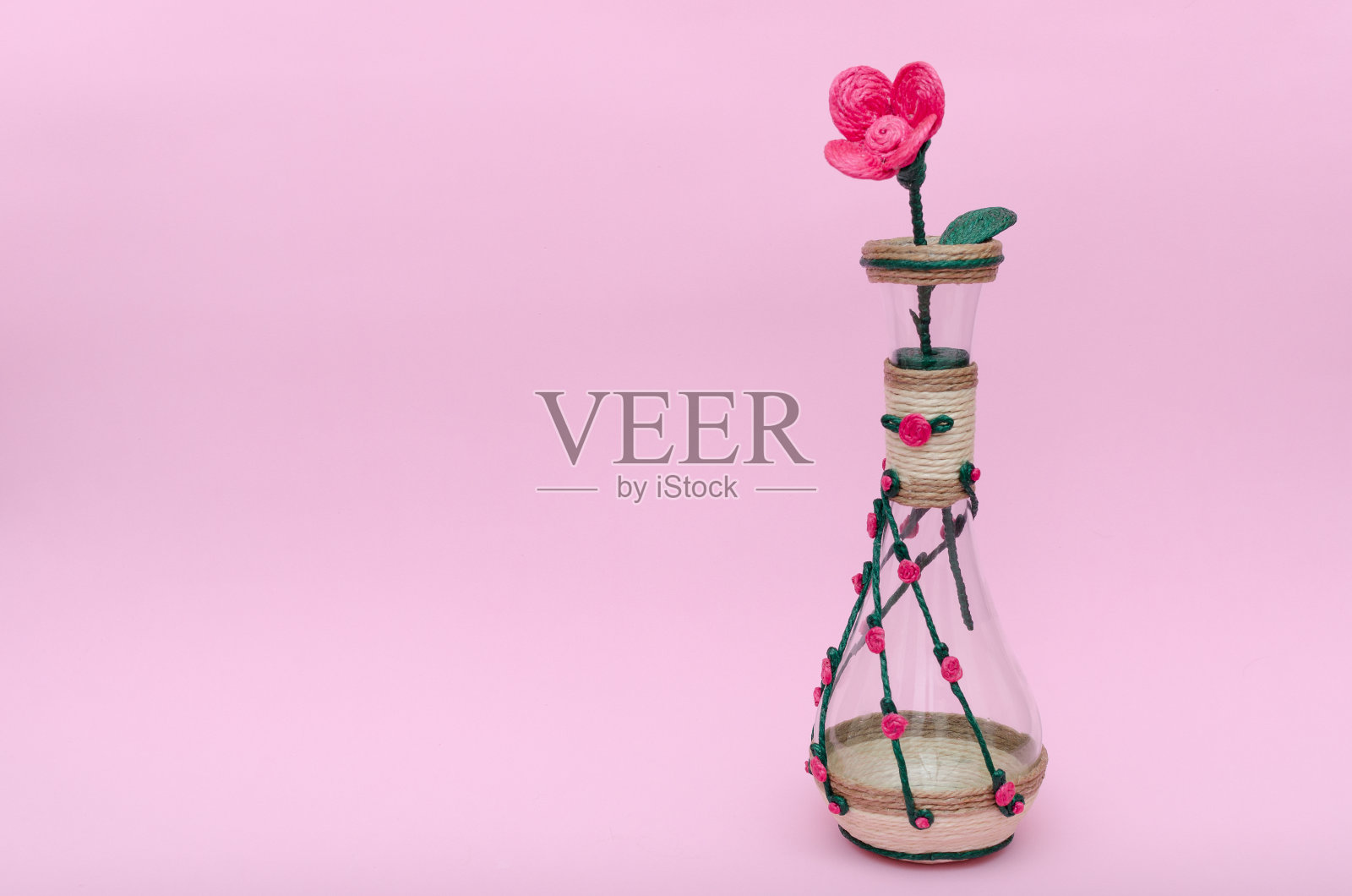 花瓶用彩色线装饰照片摄影图片