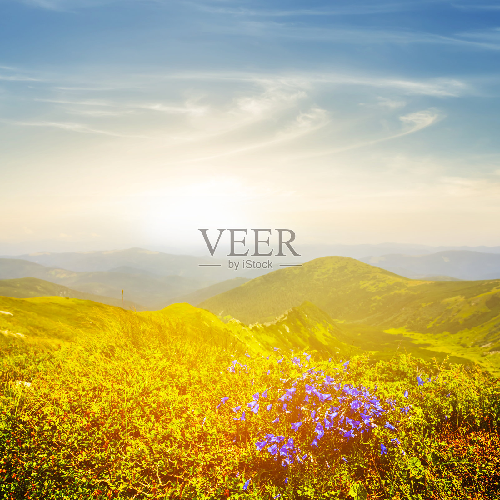 夕阳下的青山山谷照片摄影图片