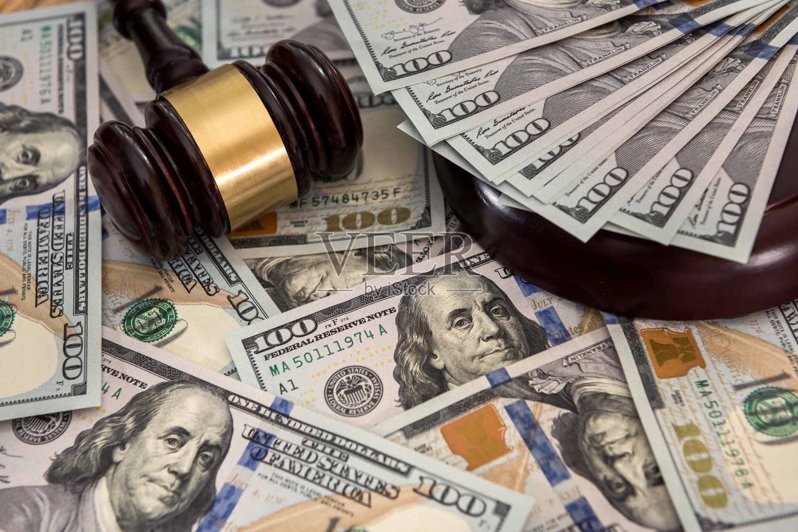 美元上的正义法槌照片摄影图片