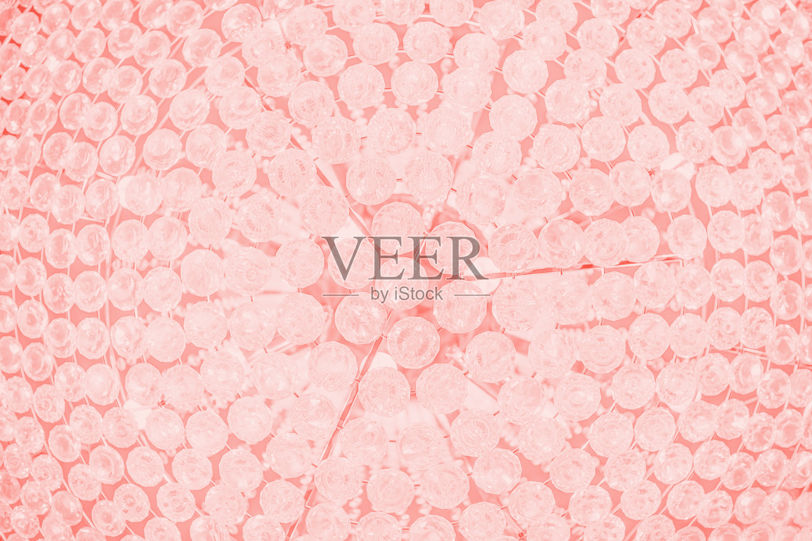 水晶灯,细节。片段。水晶的模式。部分来自吊灯，迷人的灯光背景。粉色的照片摄影图片