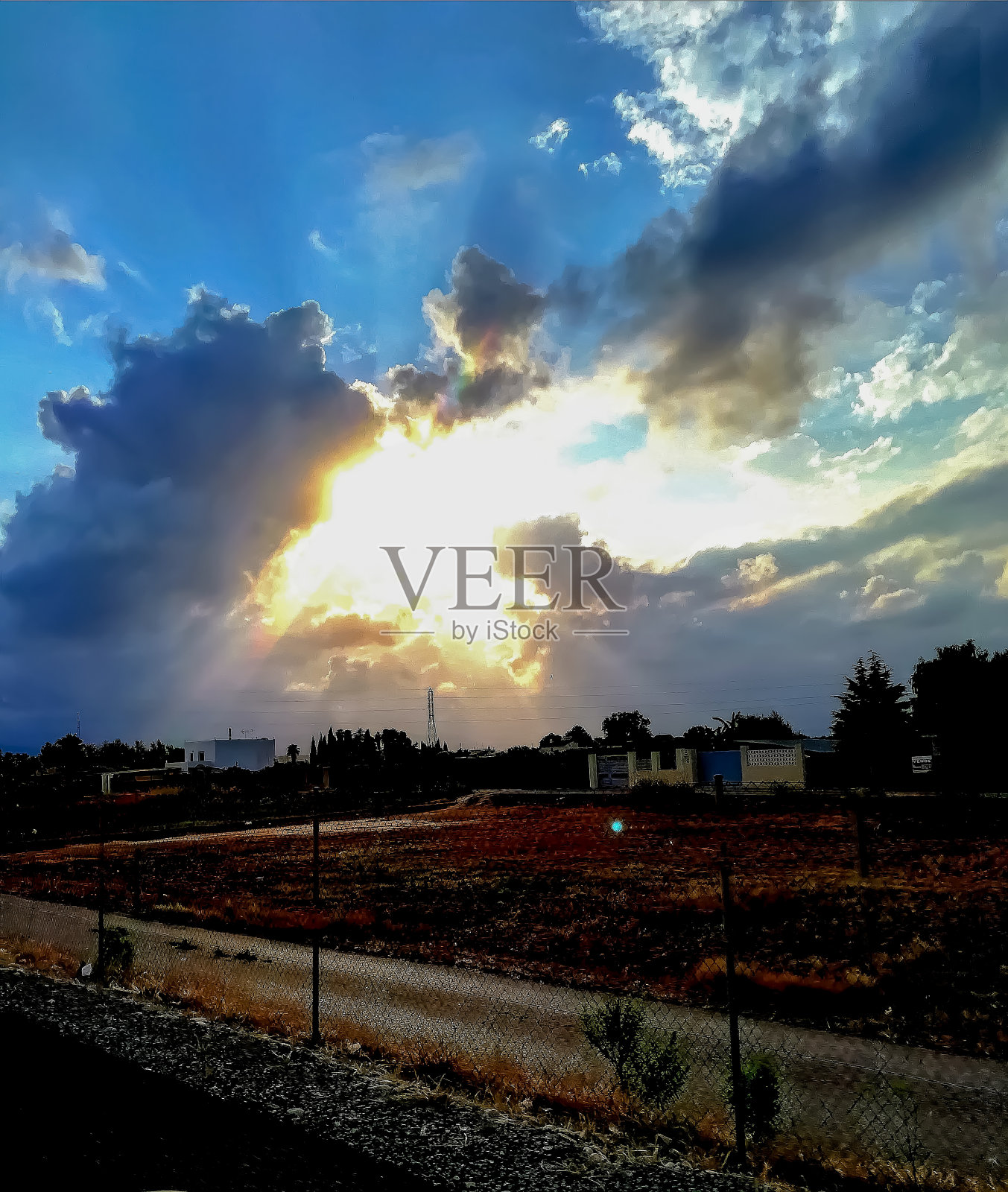 日落与威胁暴风雨云在山上照片摄影图片