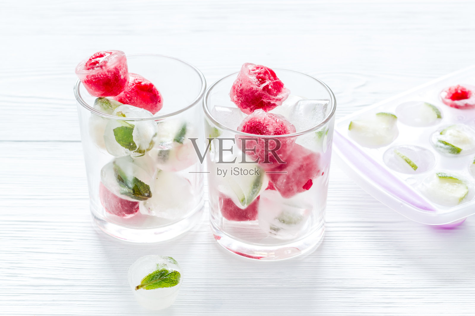 白桌上放有冰浆果的鸡尾酒杯照片摄影图片