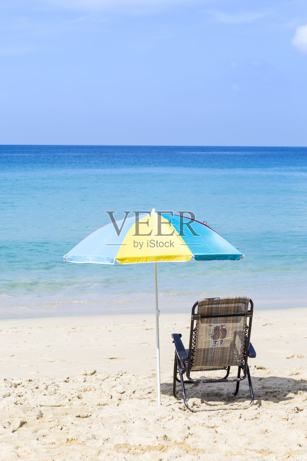 五颜六色的沙滩伞在美丽的海滩上照片摄影图片