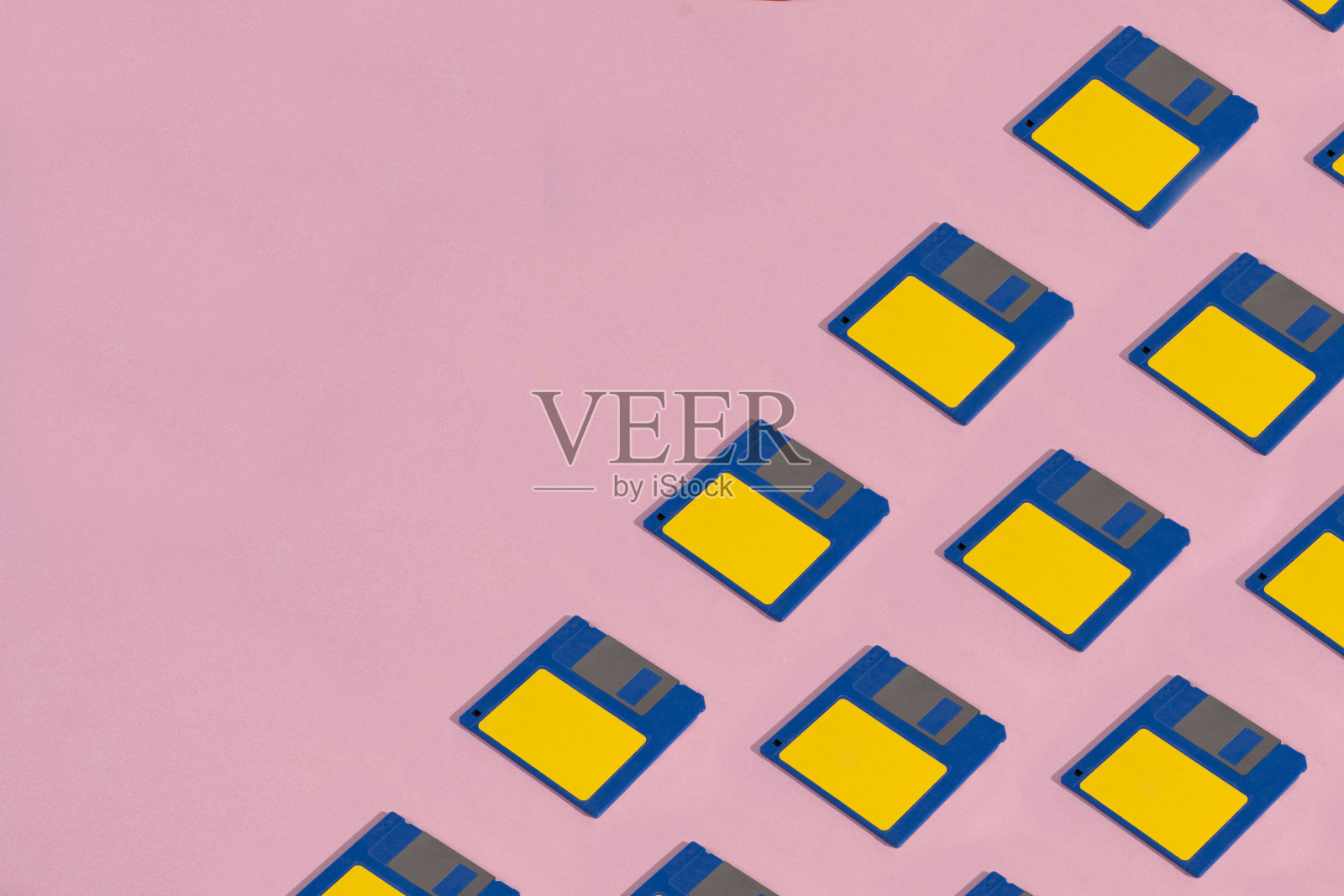 粉色背景的软盘照片摄影图片