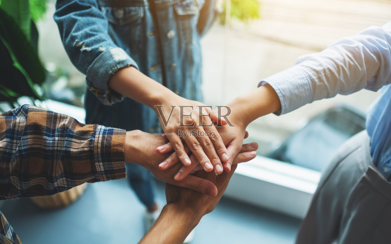 业务团队站在办公室里手牵手照片摄影图片