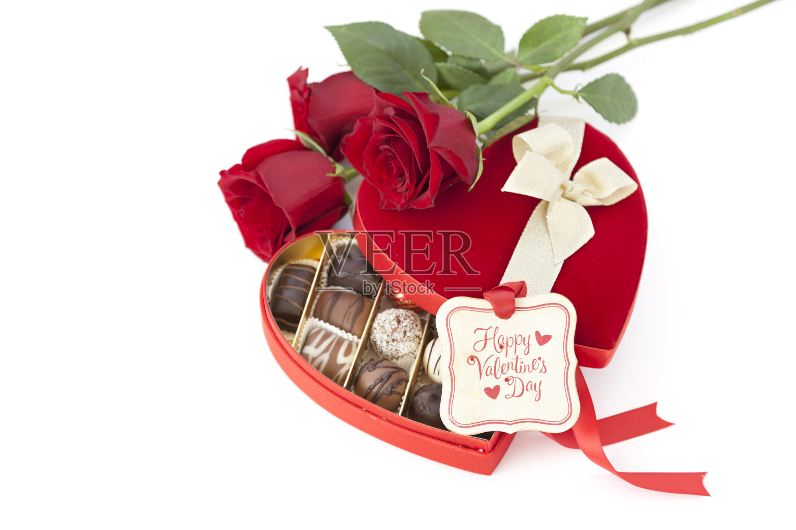 白色背景上的情人节巧克力盒与红玫瑰照片摄影图片