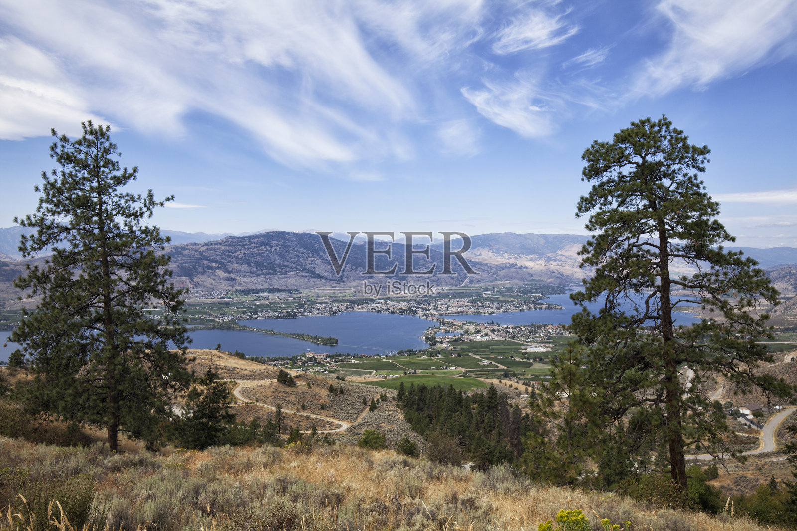 鸟瞰图奥索尤斯，BC，加拿大照片摄影图片