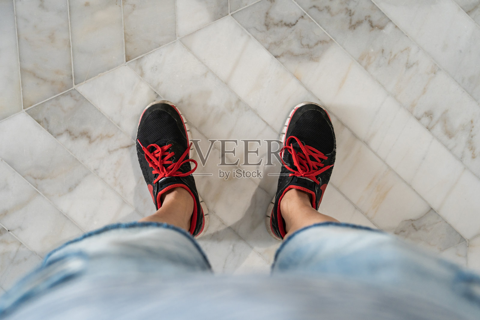 男人站在大理石地板上照片摄影图片