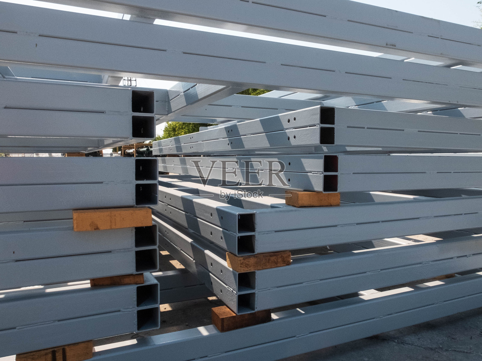 预制装配式建筑的堆叠金属框架。快速建造营地建设部分照片摄影图片