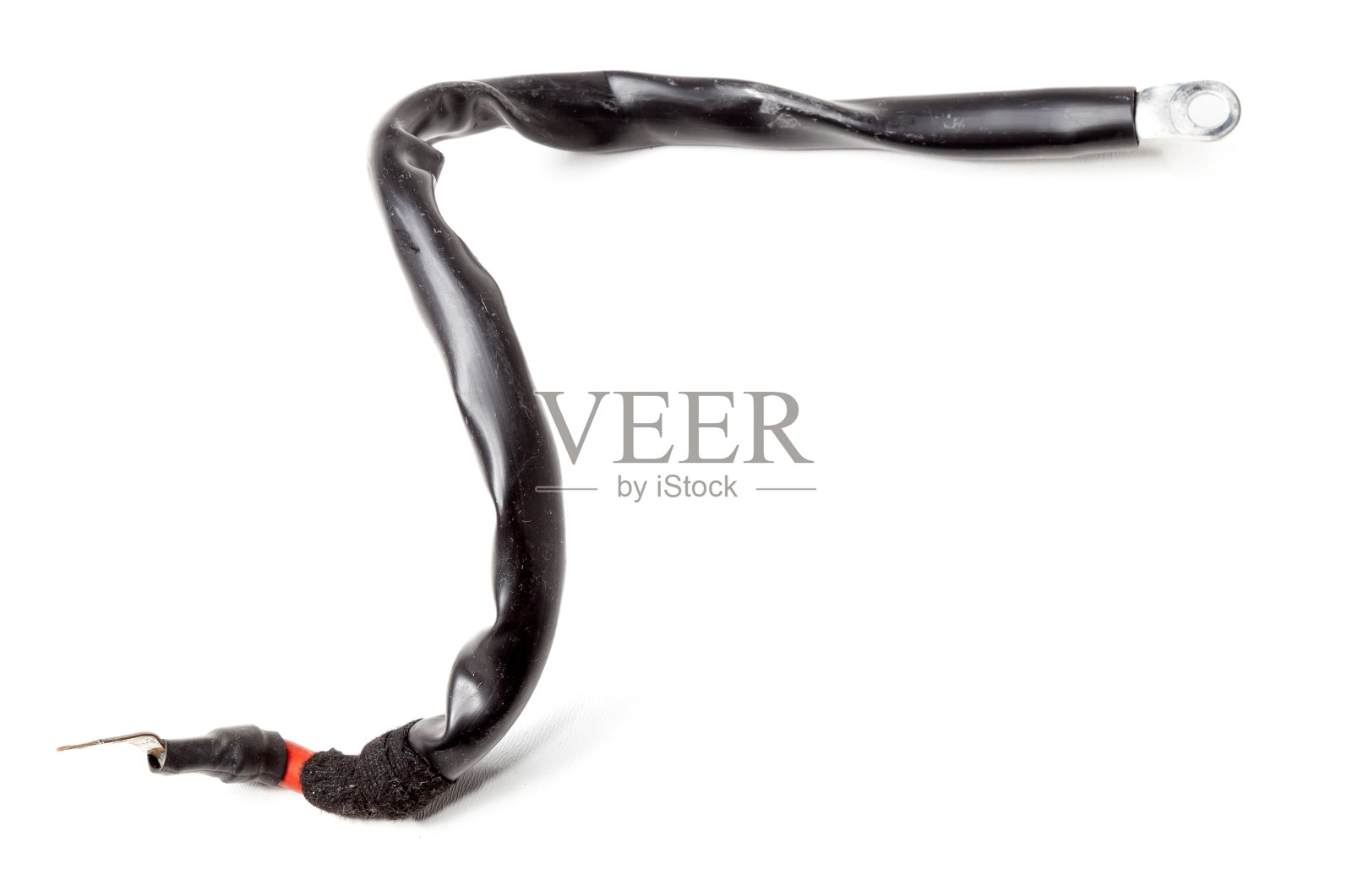 粗短弯曲的红色电线用黑色橡胶隔离在白色隔离背景上。汽车正极。汽车服务行业。照片摄影图片