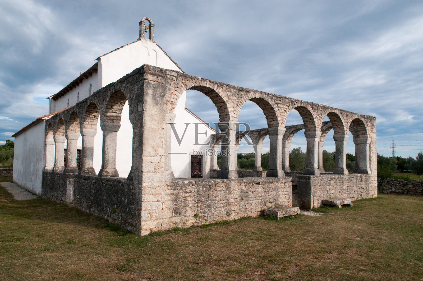 古老的中世纪教堂圣福斯(svjeta foška)美丽的中世纪建筑，11世纪的罗马式教堂圣福斯卡在伊斯特里亚，一个以其能量和治疗属性而闻名的朝圣小镇。照片摄影图片