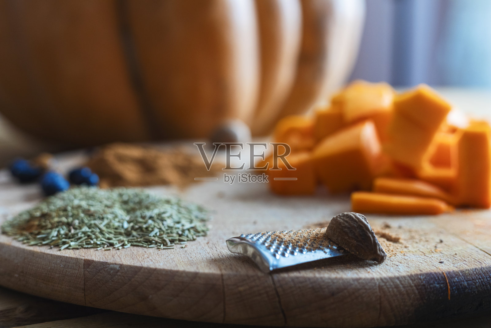 准备和烘焙新鲜的南瓜在家庭厨房照片摄影图片