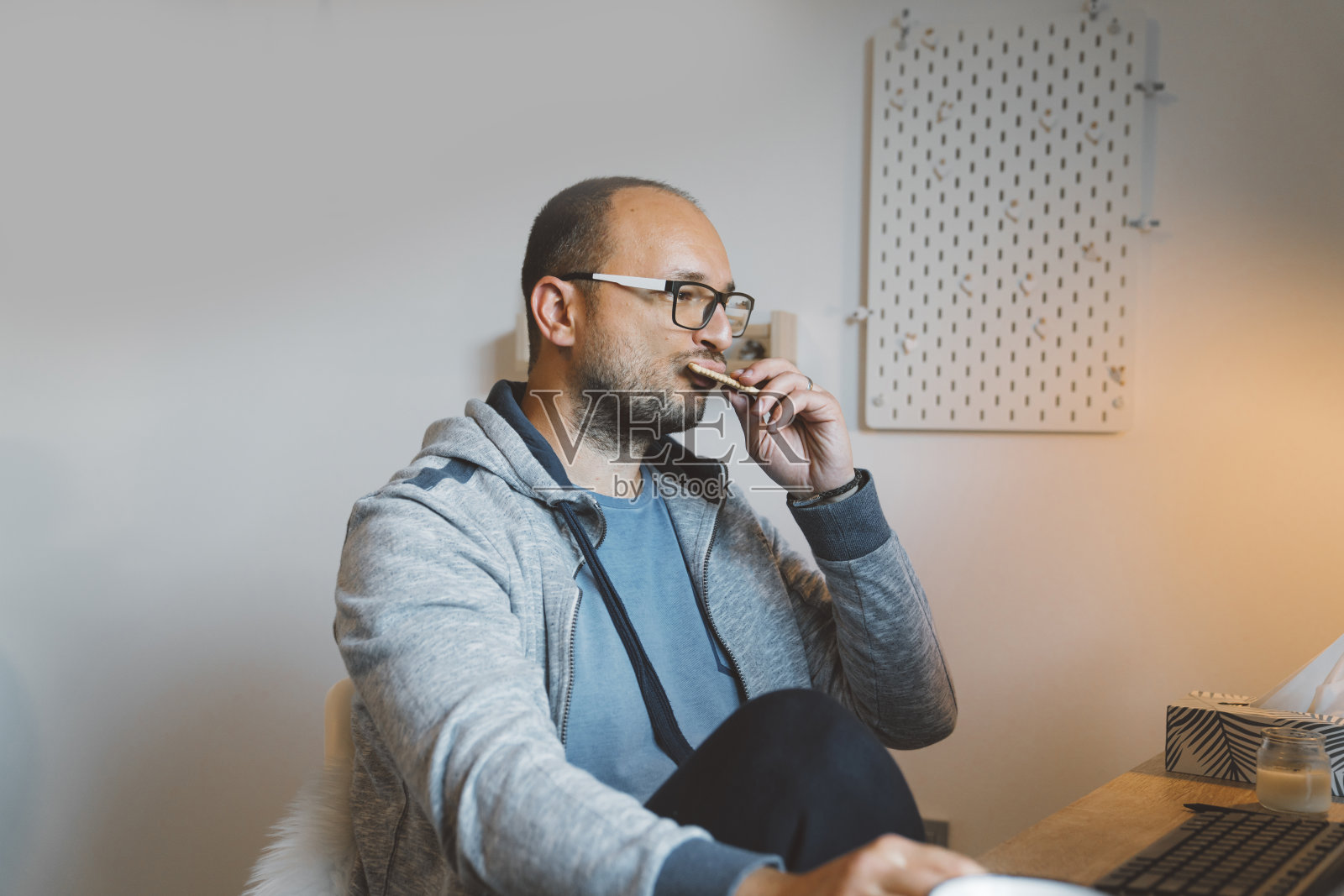 在家工作的好处——一边工作一边吃早餐照片摄影图片